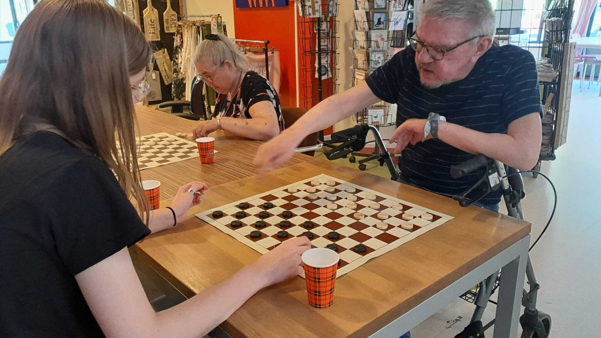 Lisa damt bij De Waringin