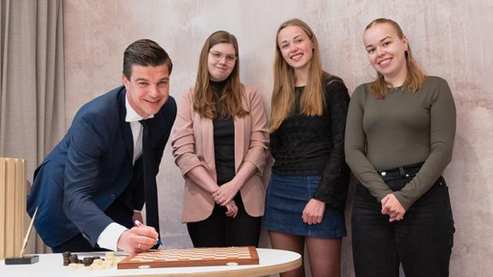 Screenshot 2025 05 12 at 12 18 58 Hoogeveen in augustus strijdtoneel van WK sneldammen vrouwen Nieuwbakken wethouder Ronald Klok geeft startschot Hoogeveensche Courant