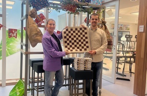 Fitter Brein-coördinator Floris Tol overhandigd dammateriaal aan Liz Hummel