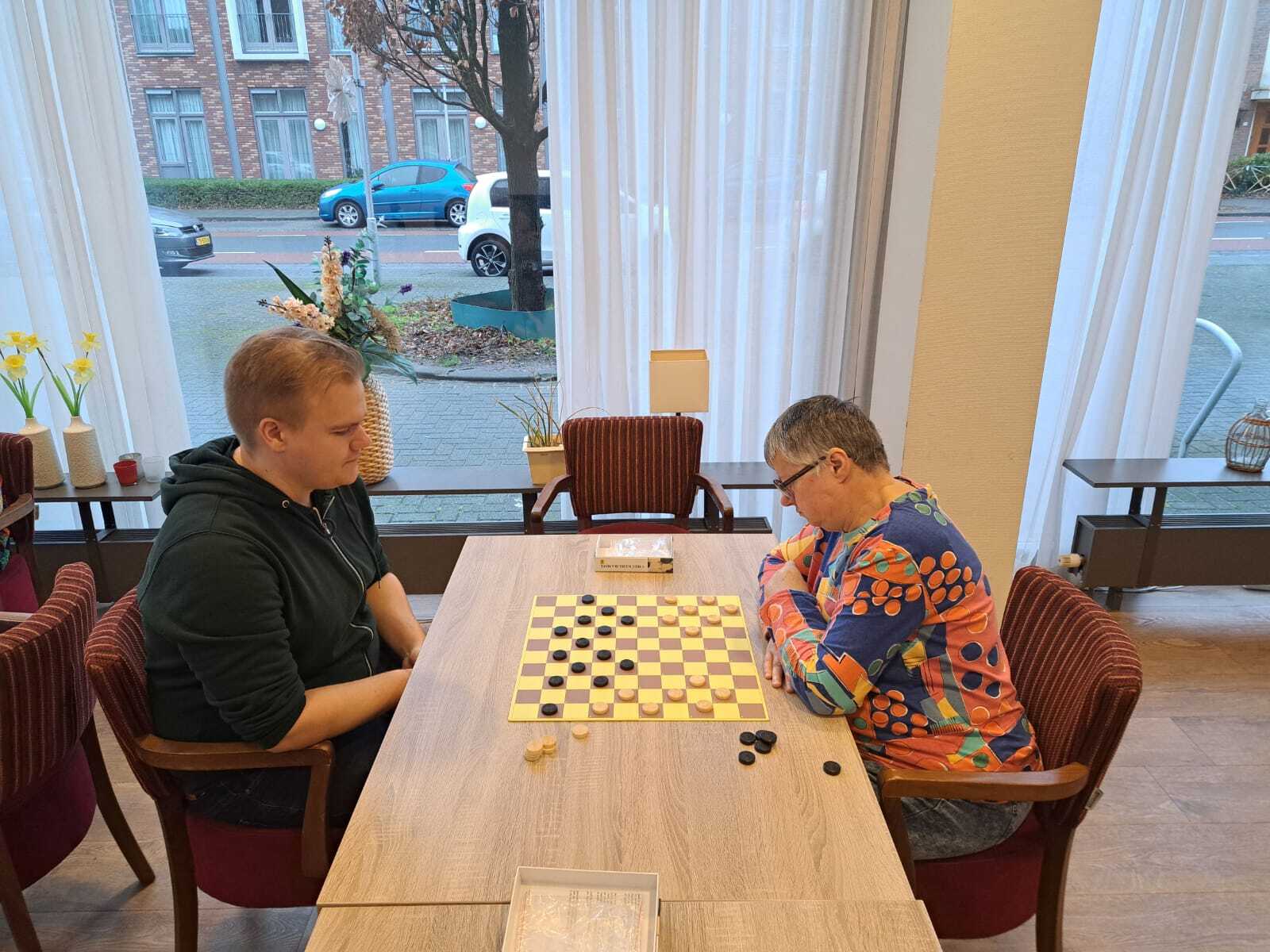 Fitter Brein-coördinator Bert Aalberts (links) in de strijd met de fanatieke Joke